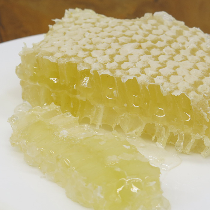 Akazien-Wabenhonig<sub>in der Naturwabe</sub> 5 Akazien-Wabenhonig<sub>in der Naturwabe</sub> – Bild 5